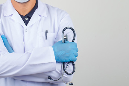 medecin-croisant-bras-tout-tenant-stethoscope-blouse-blanche_176474-8491